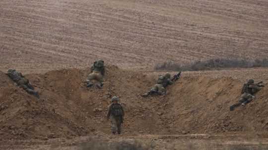 Izraelskí vojaci zaujímajú svoje pozície pri izraelskej hranici s pásmom Gazy na juhu Izraela.