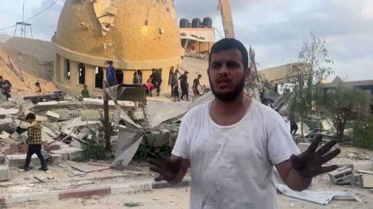 Jedna z rakiet trafila známu mešitu v centre Gazy.