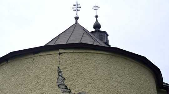 Ilustračná snímka - kostol poškodený zemetrasením.
