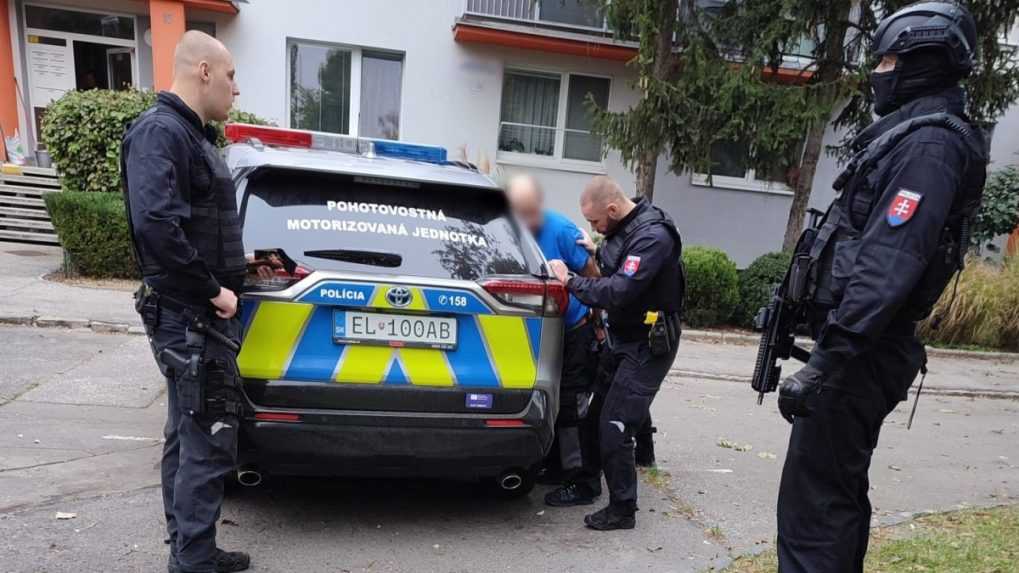 Muž strieľal v bytovke v Bratislave, pred policajtmi sa snažil utiecť po lane cez okno