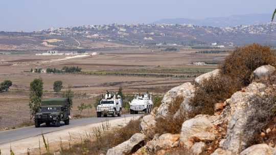 Príslušníci mierových síl OSN a libanonská armáda hliadkujú na libanonskej strane libanonsko-izraelskej hranice