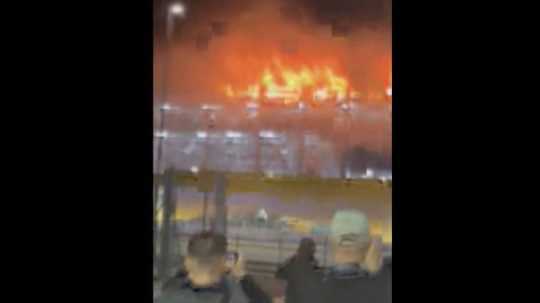Na snímke z videa vidno požiar, ktorý vypukol na jednom z parkovísk londýnskeho letiska Luton.