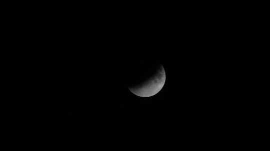 Na snímke čiastočné zatmenie Mesiaca v Pezinku 16. júla 2019.