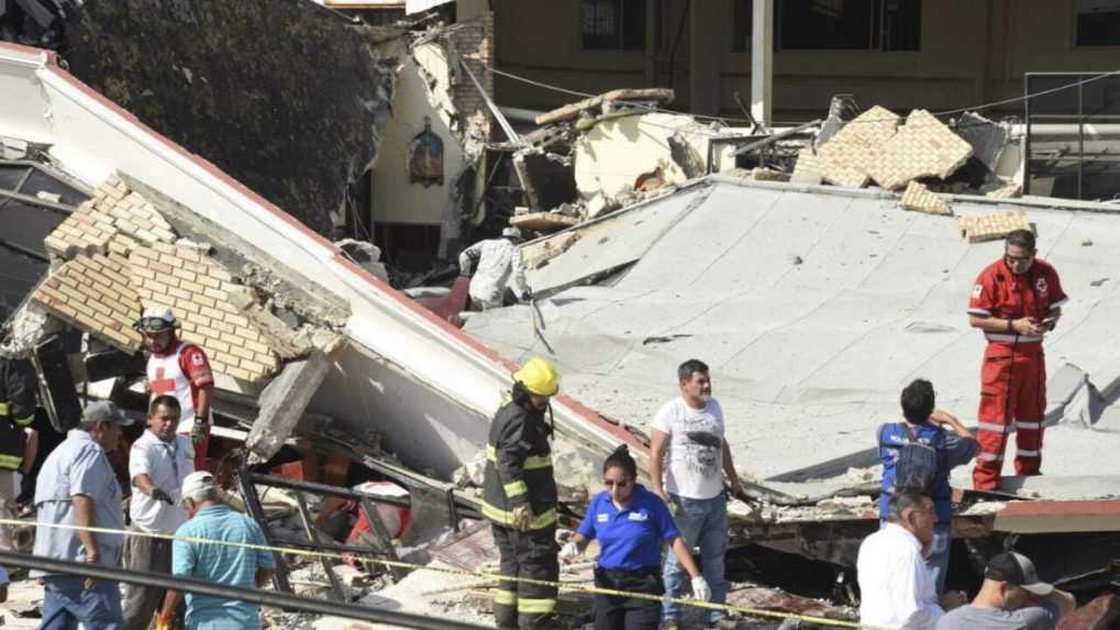 Počet obetí po zrútení sa strechy kostola na severe Mexika stúpol na desať