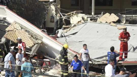 Záchranári prehľadávajú trosky po tom, čo sa počas omše zrútila strecha kostola v pobrežnom meste Ciudad Madero na severe Mexika.