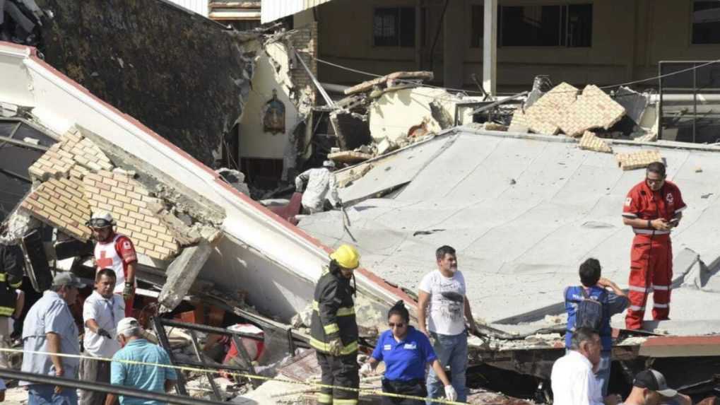 V Mexiku sa počas prijímania zrútila strecha kostola, hlásia deväť mŕtvych