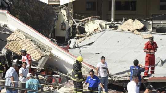Záchranári prehľadávajú trosky po tom, čo sa počas omše zrútila strecha kostola v pobrežnom meste Ciudad Madero na severe Mexika.