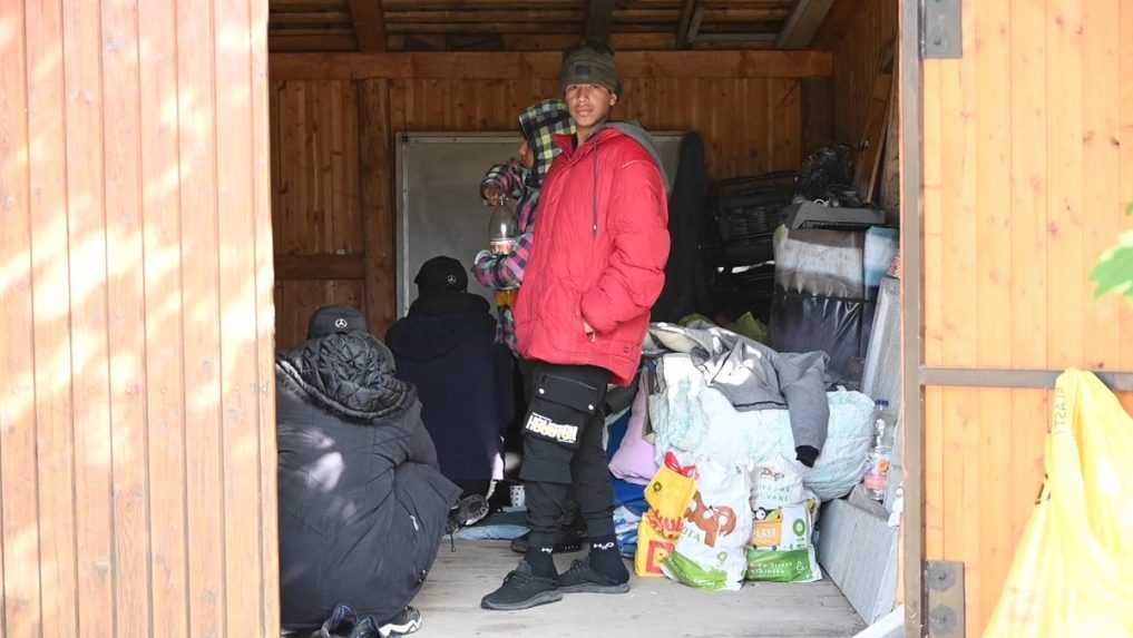 Na Orave a Kysuciach sa po obciach potulujú desiatky migrantov. Miestni im poskytli ubytovanie, nosia im jedlo či deky