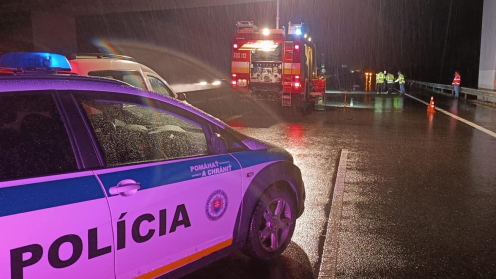 Pre vážnu dopravnú nehodu uzatvorili diaľnicu D1 pri Dubnici nad Váhom