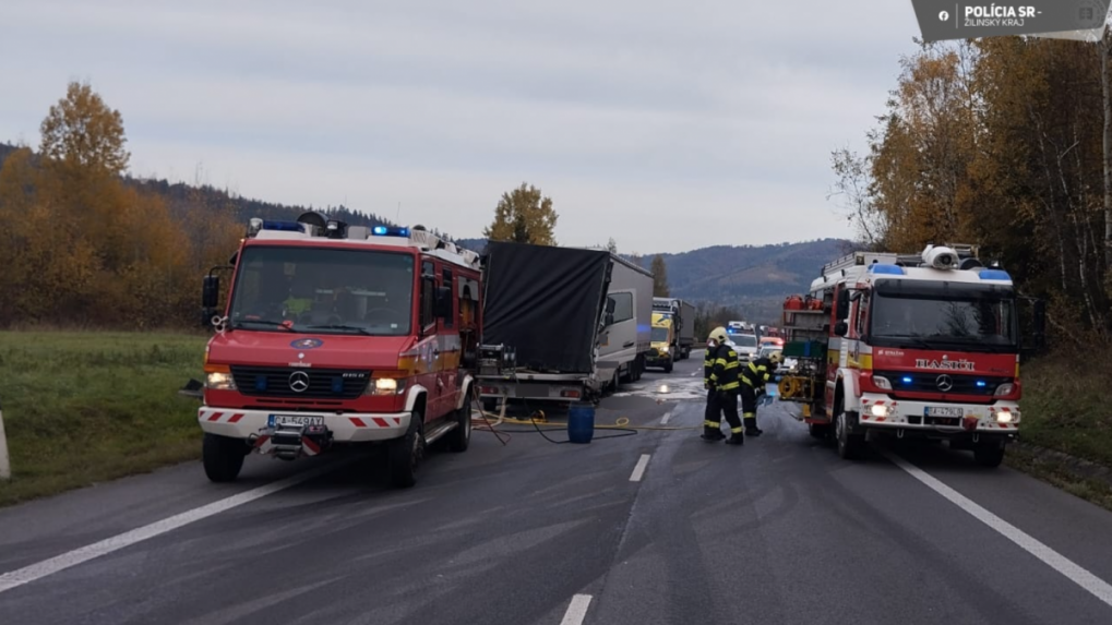 Vážna dopravná nehoda na Kysuciach: Neprežil 20-ročný Poliak a museli uzavrieť hlavný cestný ťah