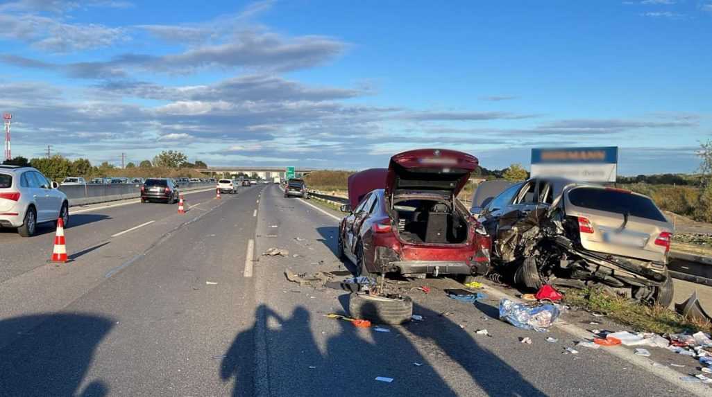 Vážna nehoda na diaľnici D1: Zrazilo sa viacero áut, na mieste zasahoval vrtuľník a tvoria sa tam kolóny