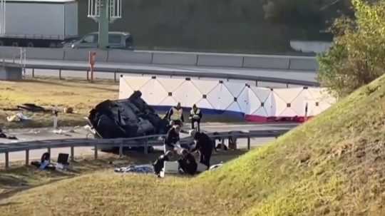 Pri tragickej dopravnej nehode v Nemecku prišlo o život najmenej sedem ľudí.