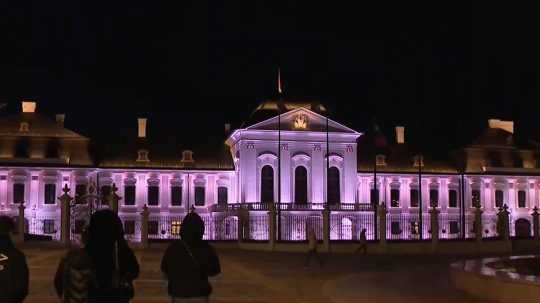 Prezidentský palác nasvietený na ružovo.