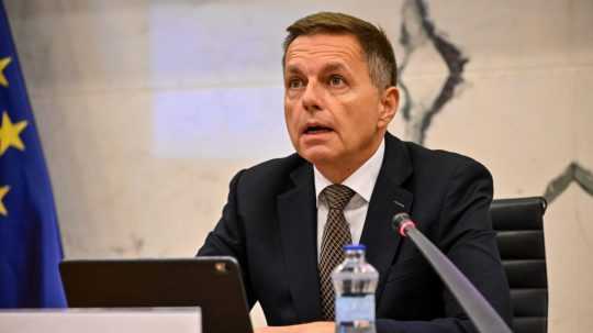 guvernér NBS Peter Kažimír počas tlačovej konferencie Národnej banky Slovenska (NBS)