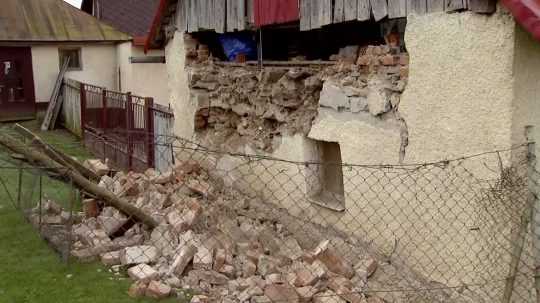 Dom poškodený po zemetrasení.