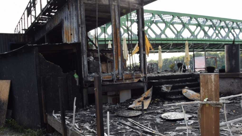 Známy podnik v bratislavskom Starom Meste na nábreží Dunaja vyhorel, podpálil ho neznámy páchateľ
