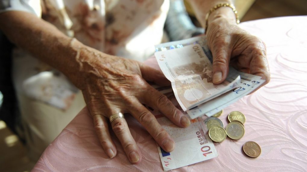 Seniorka z Bratislavy prišla o takmer 300-tisíc eur. Podvodníkom nechala aj platobnú kartu s PIN kódom