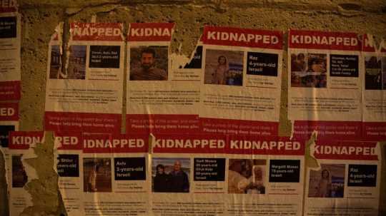 Plagáty s unesenými Izraelitmi.