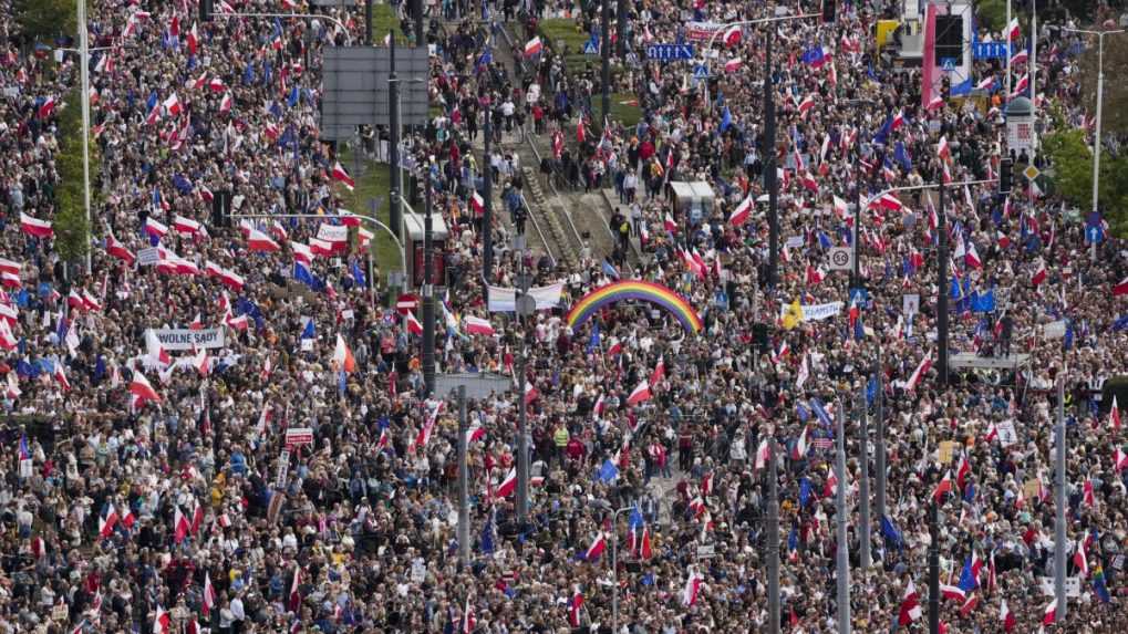 Ulice Varšavy zaplnil milión demonštrantov, situácia pred októbrovými voľbami eskaluje