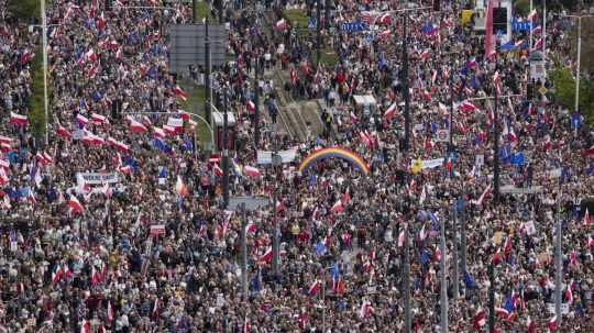 Na snímke veľký dav ľudí v Poľsku.