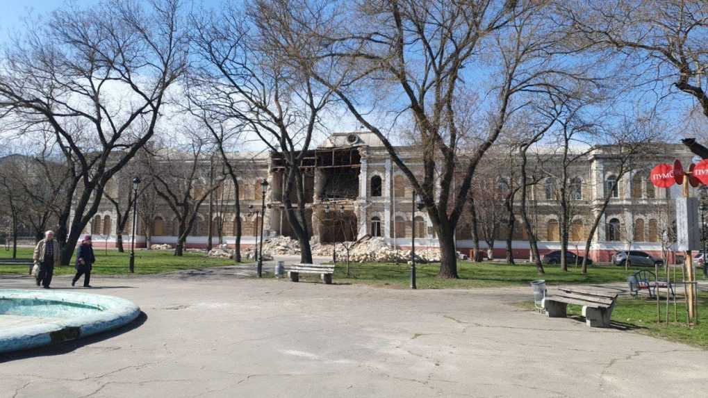 Prvé ukrajinské gymnázium v Mykolajive, architektonický skvost z 19. storočia, bolo vážne poškodené ruskými raketami S-300.