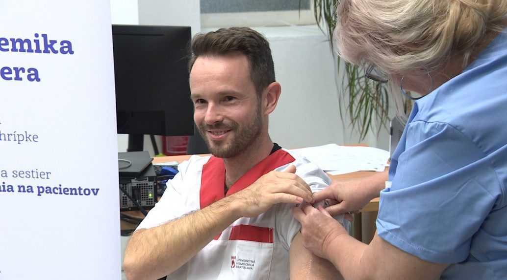 V bratislavskej nemocnici očkovali zdravotníkov proti chrípke. Odborníci to odporúčajú aj iným rizikovým skupinám