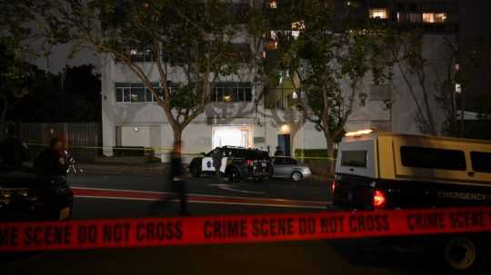 Muž vrazil autom do čínskeho konzulátu v San Franciscu.