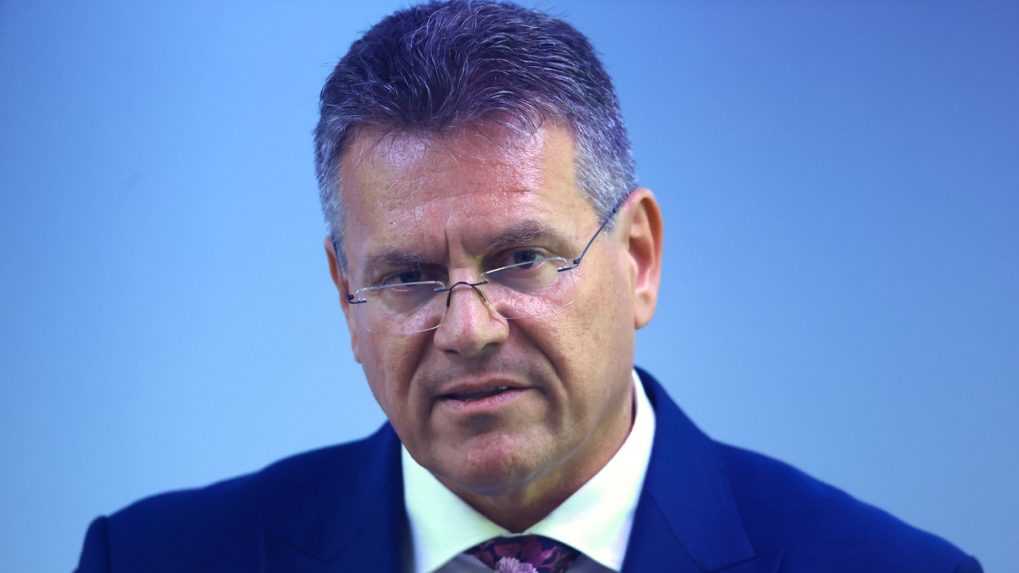 EP potvrdil nového komisára Hoekstru, Šefčovič bude mať novú pôsobnosť