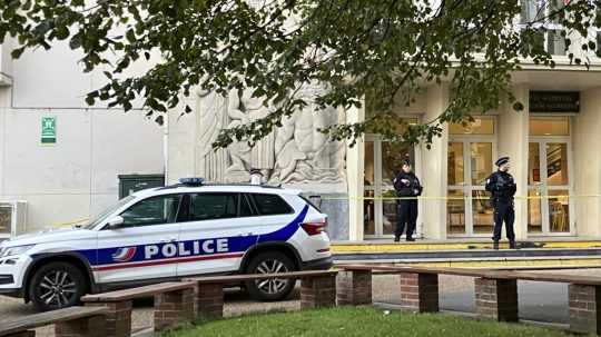 Policajti stoja pred školou