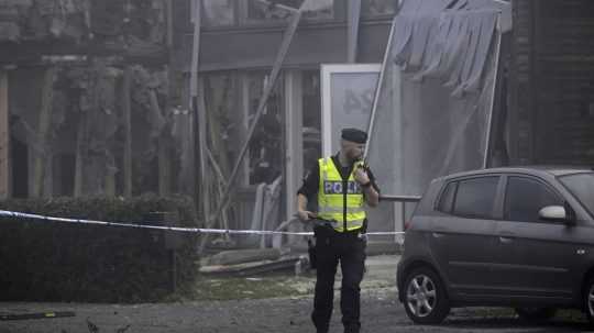 švédsky policajt na mieste mohutnej explózie