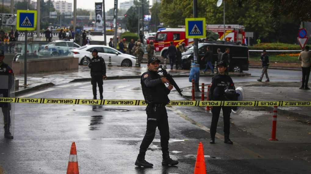 Centrom Ankary otriasol obrovský výbuch. Pri tureckom parlamente sa odpálil samovražedný atentátnik