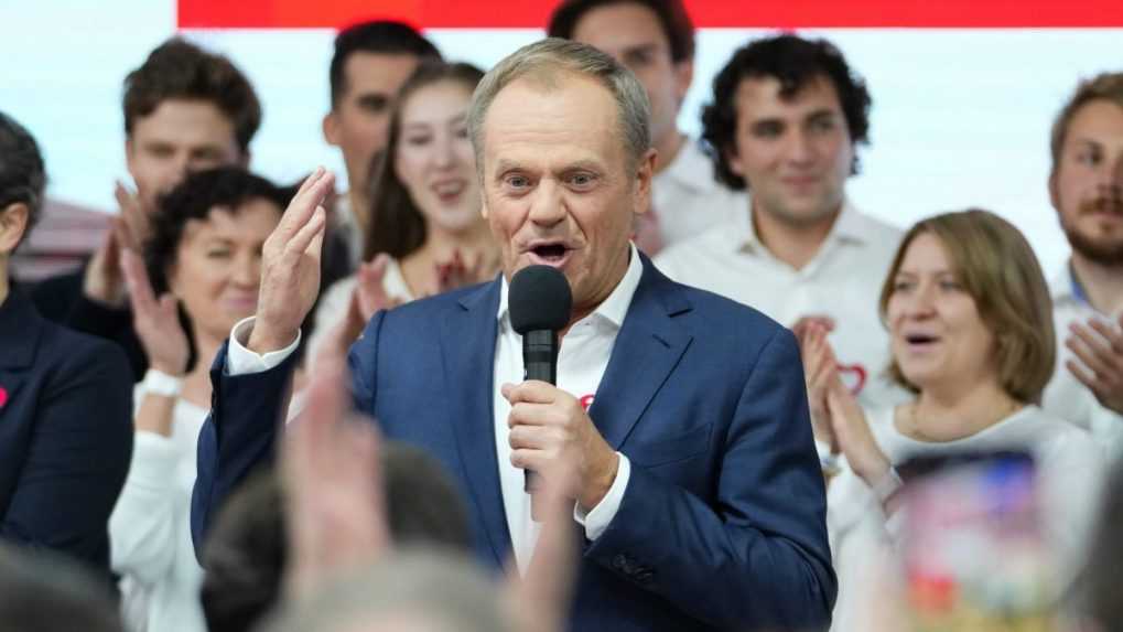 Poľská opozícia má šancu na zostavenie novej vlády, vyplýva z predbežných odhadov