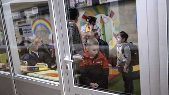 Na ilustračnej snímke sa ukrajisnké deti vyučujú v stanici metra