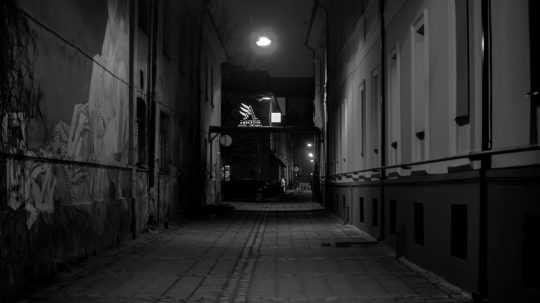 Na snímke ulica v tme.