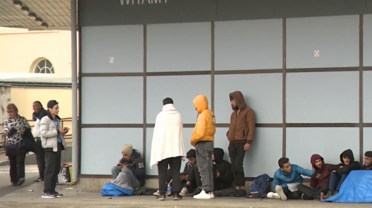 Na snímke migranti na hlavnej stanici v Bratislave.