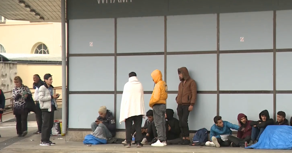 Migranti sa zdržujú aj na bratislavskej železničnej stanici, mesto sa snaží pomôcť