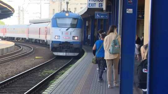 Na snímke prichádzajúci vlak na stanicu v Bratislave