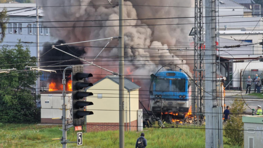 VIDEO: V Česku sa vlak zrazil s kamiónom, plamene pohltili aj osobné auto. Hlásia zranených