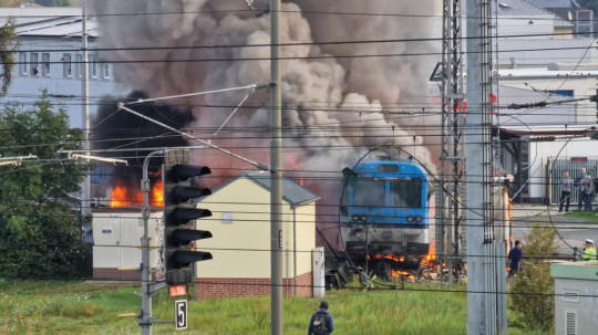 Na snímke požiar vlaku po nehoda s kamiónom.