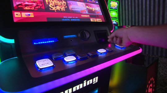 Na snímke je výherný automat v kasíne.