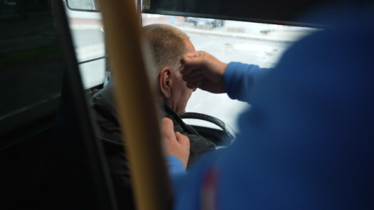 Dvaja výtržníci dobili vodiča linkového autobusu počas vydávania lístkov.
