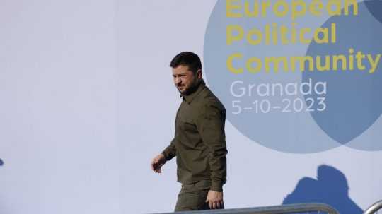 Ukrajinský prezident Volodymyr Zelenskyj prichádza na tretí samit Európskeho politického spoločenstva (EPC) v Granade.