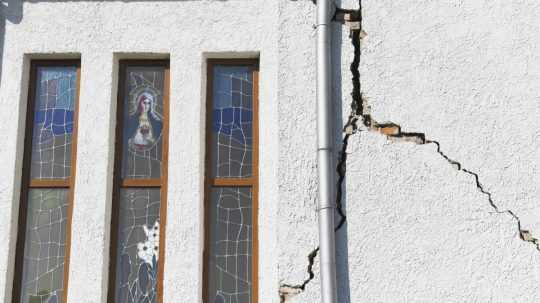 Kostol poškodený zemetrasením v obci Nižná Sitnica v okrese Humenné.