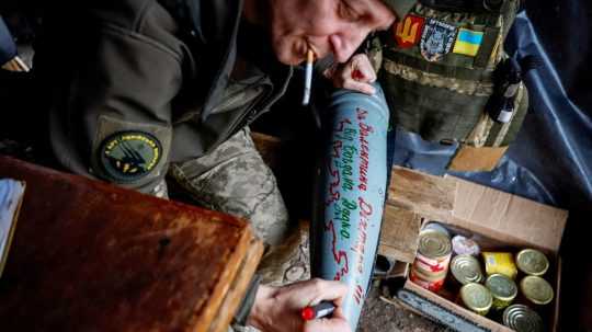 Ukrajinský veliteľ delostrelectva podpisuje granát v Doneckej oblasti.