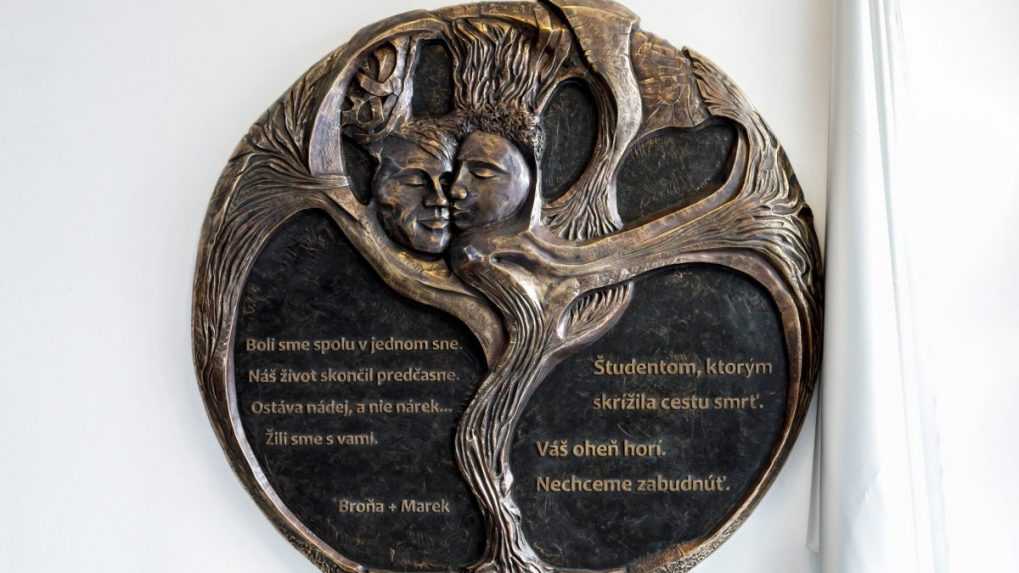 Tragickú nehodu na Zochovej budú pripomínať tváre študentov Brone a Mareka na bronzovej tabuli