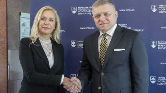 Ministerka hospodárstva Denisa Saková a premiér Robert Fico.