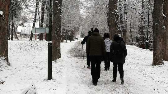 Na snímke turisti sa prechádzajú po parku v Tatranskej Lomnici