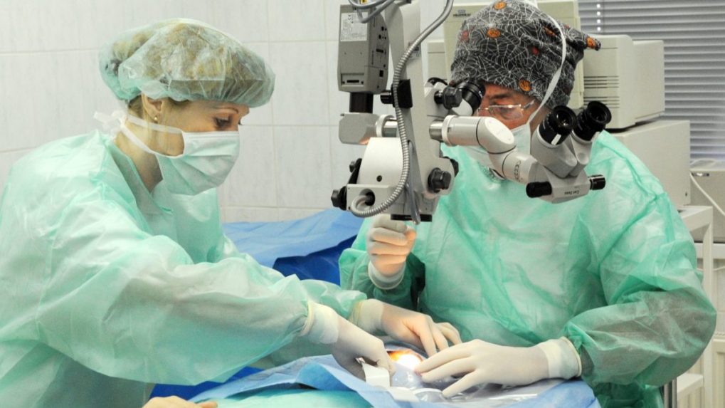 Bratislavská nemocnica bude naživo vysielať operácie očí. Cieľom je predstaviť iné možnosti operačných techník