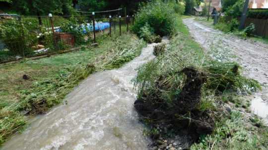 Vyliate prítoky Nitrice a voda z lesov vo Valaskej Belej zaplavila pivnice rodinných domov a podmyla viacero ciest.