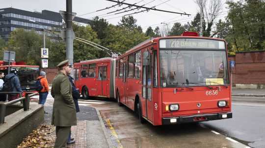 Hlavné mesto Bratislava sa v nedeľu symbolicky lúči s hranatými trolejbusmi.